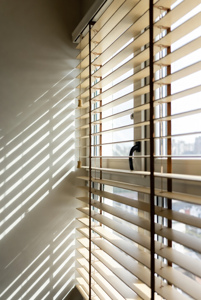 Venetian blinds with adjustable slats